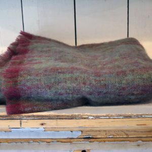 Luxe mohair wollen deken in groen met paarse kleur, perfect voor bank of bed, zacht en warm