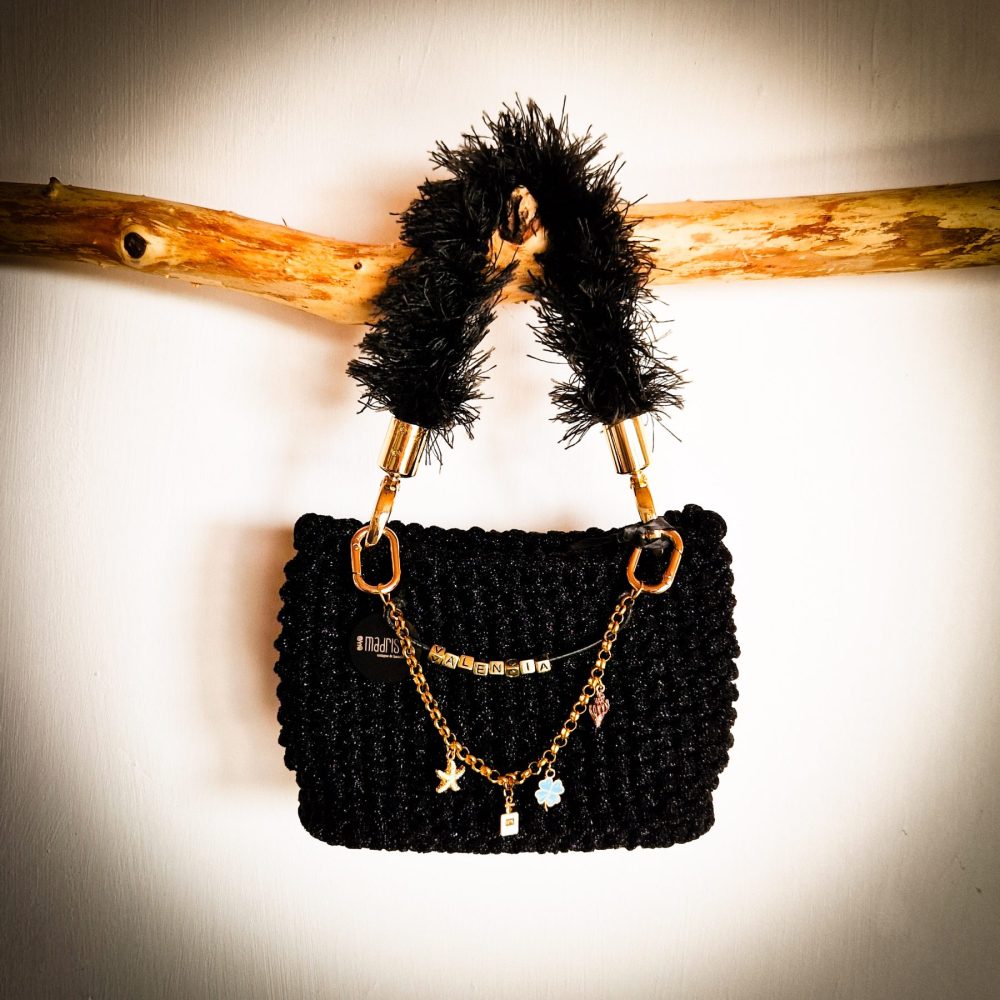 Zwarte handmade clutch van wol met kleurrijke charms, handgemaakt en duurzaam, perfect als accessoire of cadeau